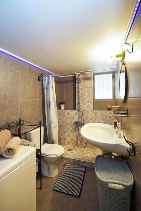 Cozy Athens Apartment / 2' From Metro Station Bagian luar foto